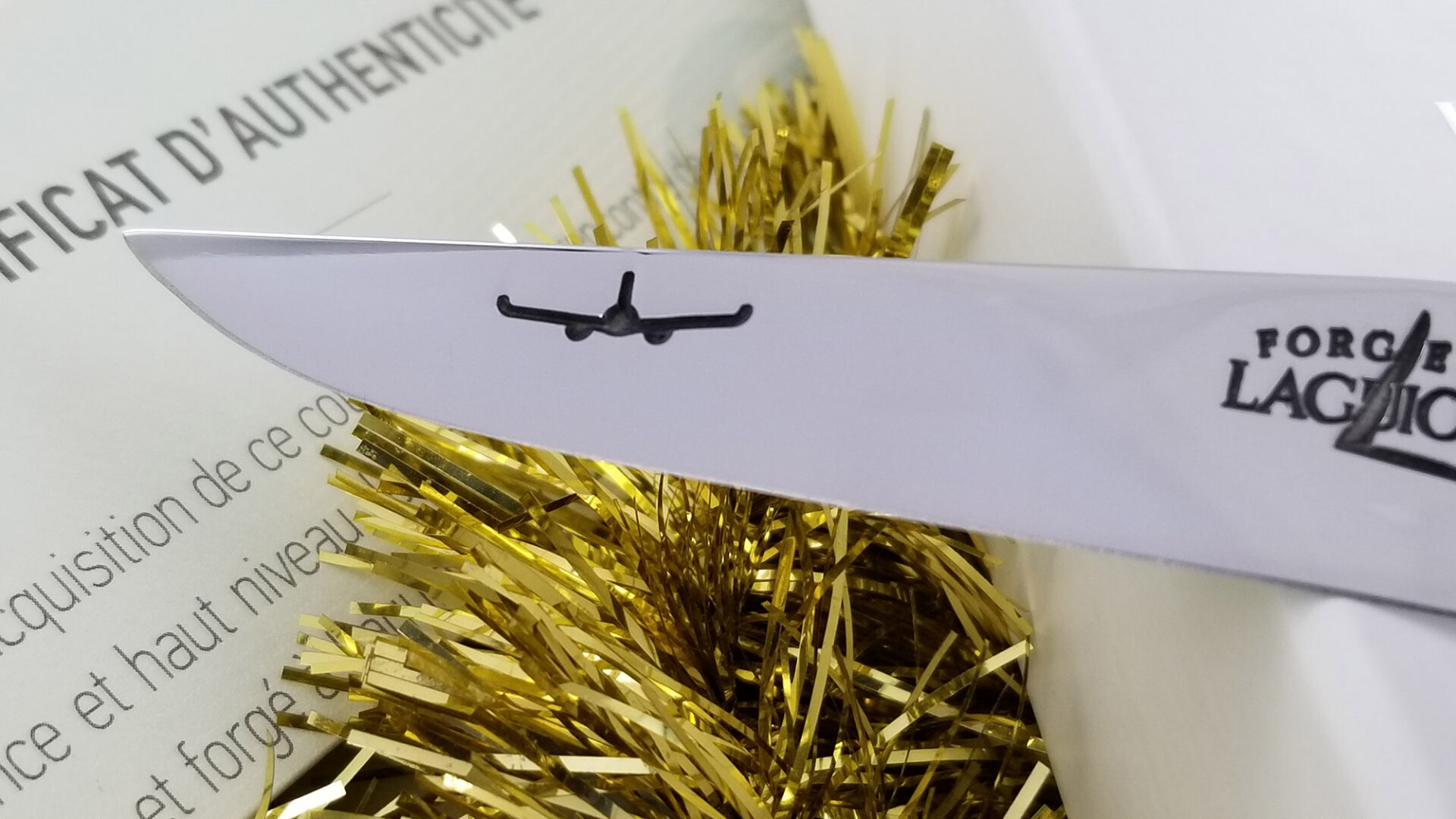 Couteau Forge De Laguiole Airbus A350xwb Manche Acrylique Blanc Et Carbone 2 Mitres Inox Brillant 11cm 04