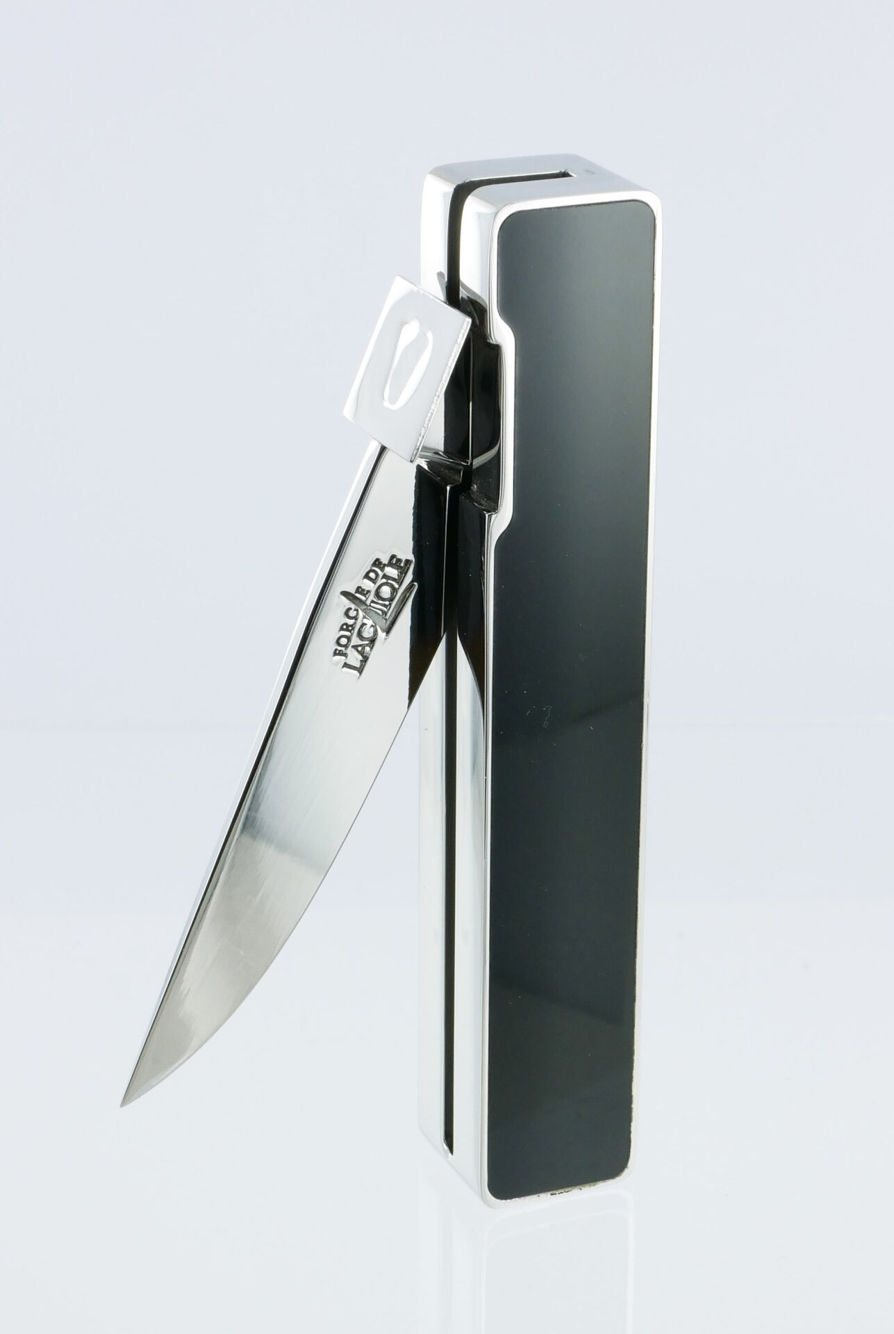Couteau Forge De Laguiole Furtivo Designer Ora Ito Acrylique Noir Plein Manche Forme Cubique 1 Piece Finition Brillante 11cm 06