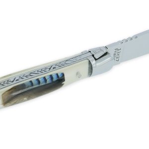 Couteau Laguiole Arbalete Manche En Resine Acrylique Incrustation Plume De Geai Ressort Guilloche 1 Piece 2 Mitres Finition Brillante 12cm 01