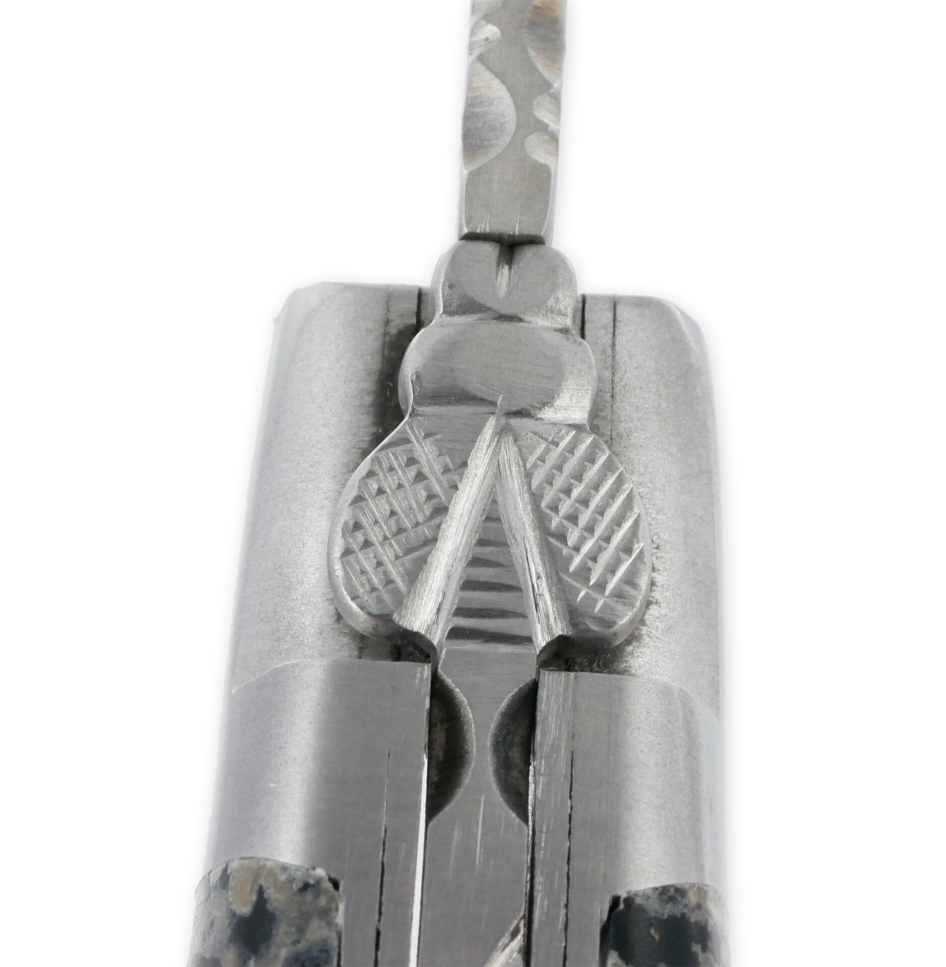 Couteau Laguiole En Aubrac 1 Piece 12 Cm Double Platines Et Ressort Guilloches Manche En Pierre De Lave Noire 2 Mitres Inox Brosse 01