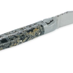 Couteau Laguiole En Aubrac 1 Piece 12 Cm Double Platines Et Ressort Guilloches Manche En Pierre De Lave Noire 2 Mitres Inox Brosse 03