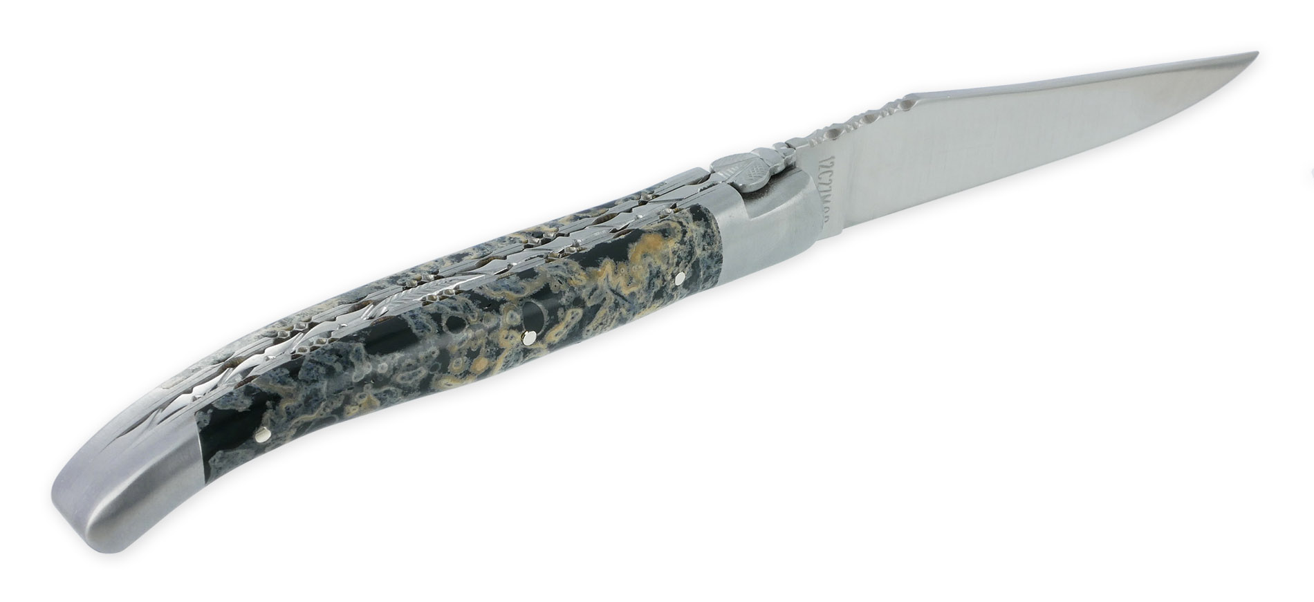 Couteau Laguiole En Aubrac 1 Piece 12 Cm Double Platines Et Ressort Guilloches Manche En Pierre De Lave Noire 2 Mitres Inox Brosse 03