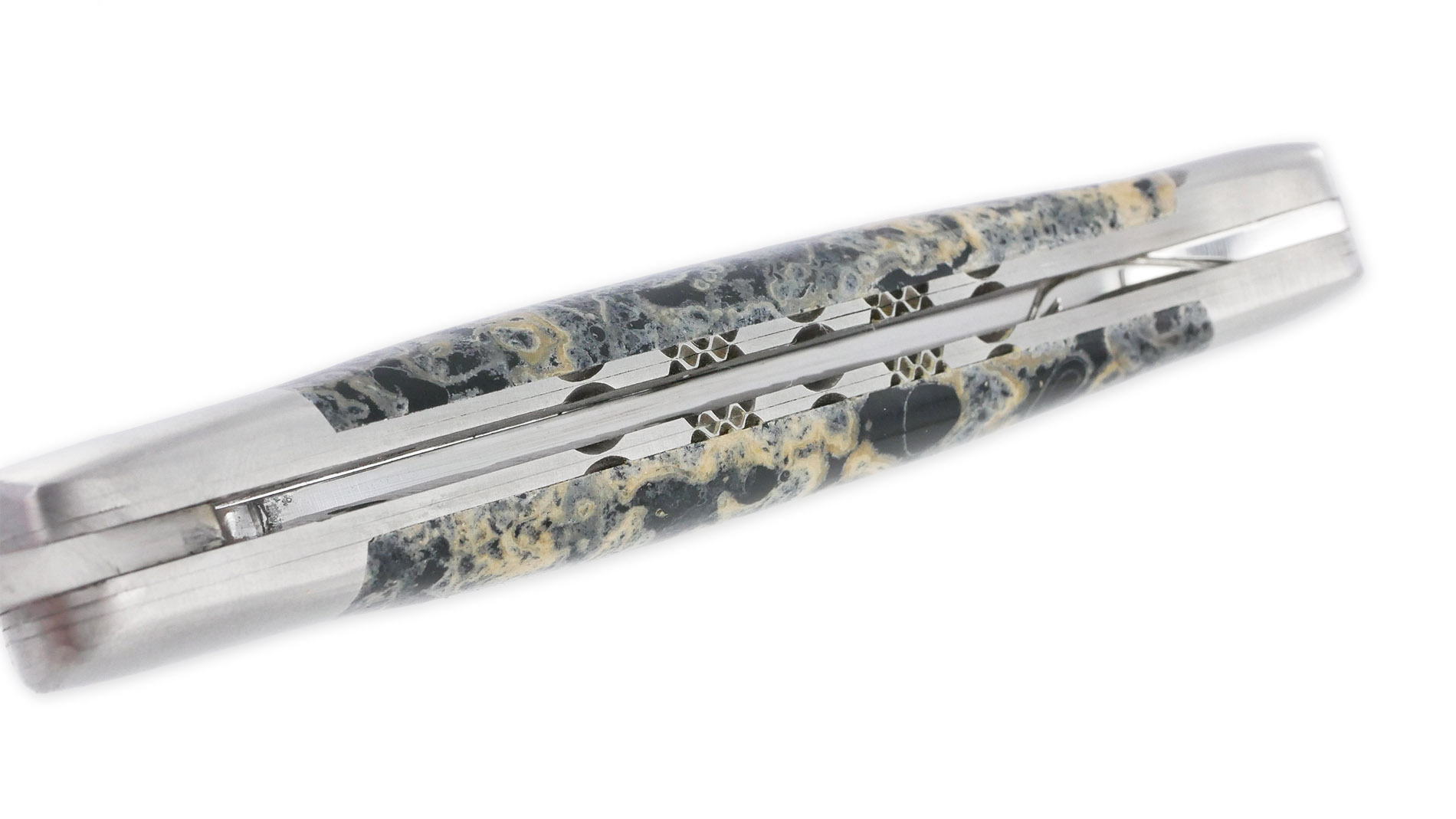 Couteau Laguiole En Aubrac 1 Piece 12 Cm Double Platines Et Ressort Guilloches Manche En Pierre De Lave Noire 2 Mitres Inox Brosse 06