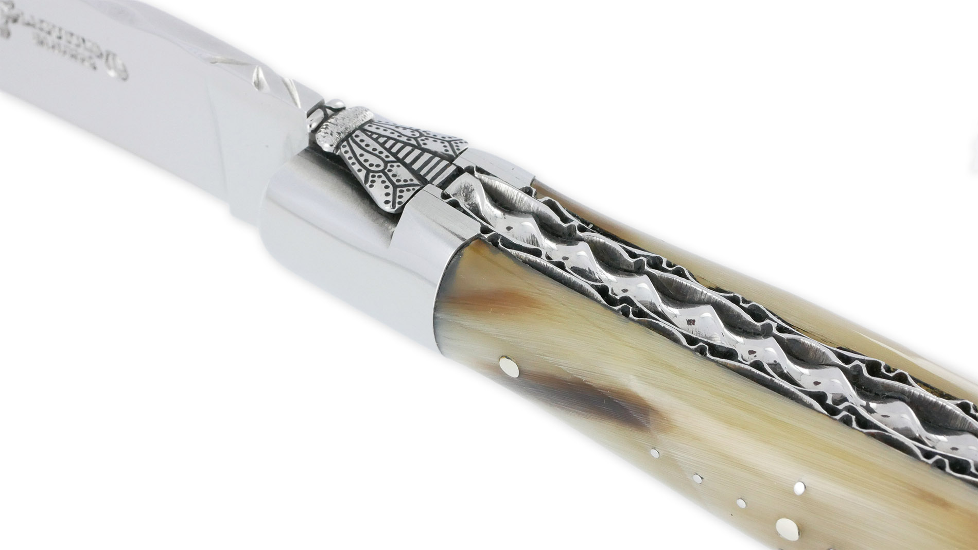 Couteau Laguiole En Aubrac 1 Piece 12 Cm Double Platines Guillochees Pointe De Corne Flammee 2 Mitres Inox Brillant Ressort Spiral Mouche Prestige N6 04