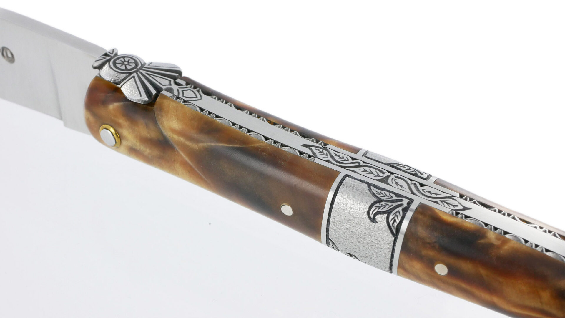 Couteau Laguiole En Aubrac 1 Piece 12 Cm Plein Manche En Loupe De Peuplier Mitre Centrale Ciselee En Inox Brosse 03