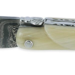 Couteau Laguiole En Aubrac 1 Piece 12cm 2 Plein Manche Pointe De Corne Double Platines Lame Damas Feuillete 01