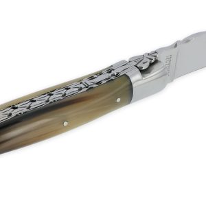 Couteau Laguiole En Aubrac 1 Piece 12cm Manche En Pointe De Corne Blonde 2 Mitres Double Platines Et Ressort Guilloches Num4 01