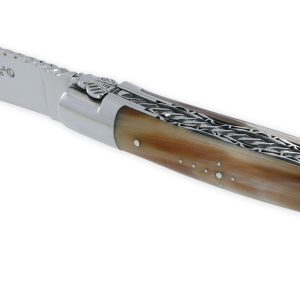 Couteau Laguiole En Aubrac 1 Piece 12cm Pointe De Corne 2 Mitres Inox Brillant Double Platines Et Ressort Spirale Guilloches Finition Brillante 01