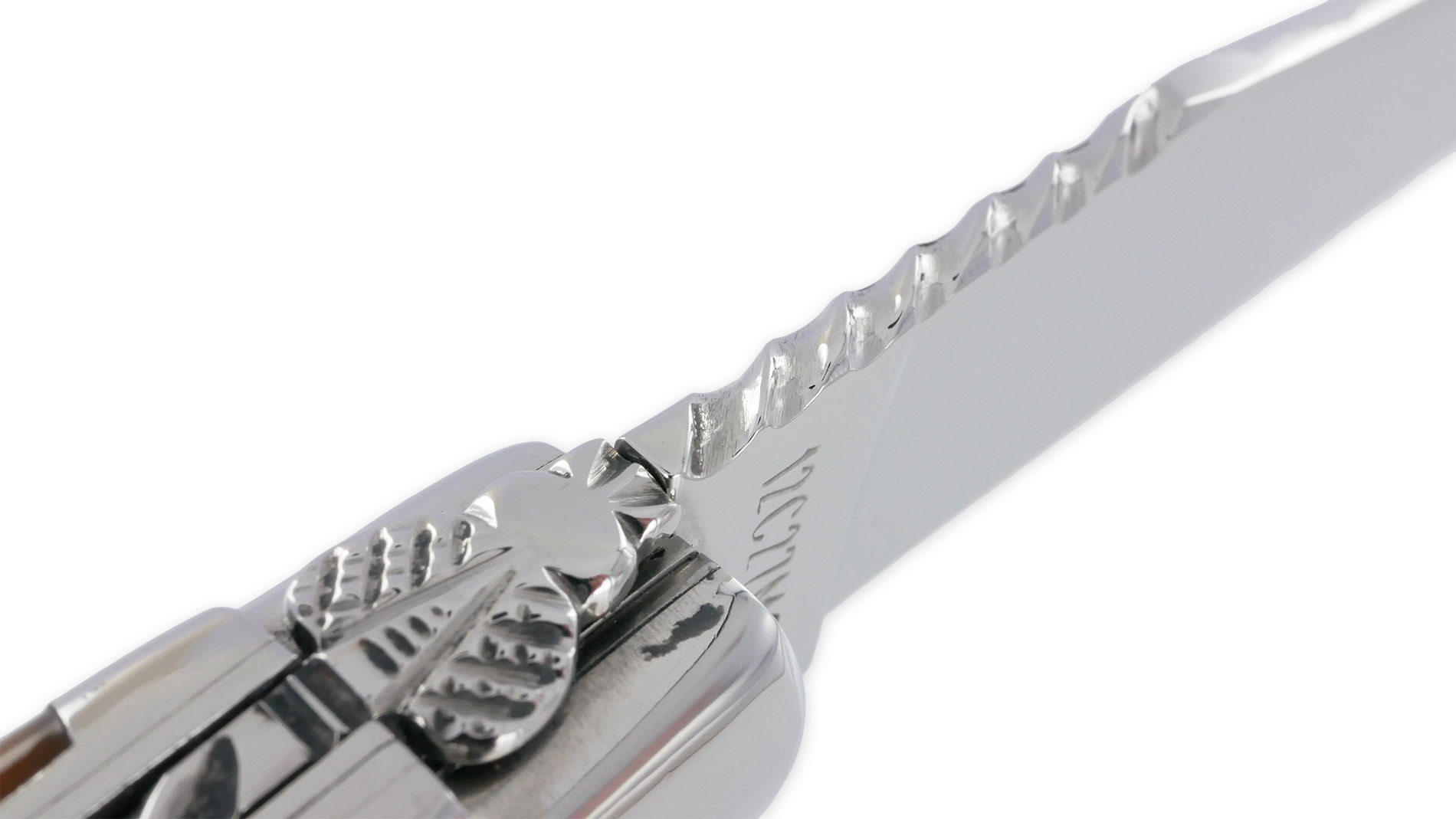 Couteau Laguiole En Aubrac 1 Piece 12cm Pointe De Corne 2 Mitres Inox Brillant Double Platines Et Ressort Spirale Guilloches Finition Brillante 03