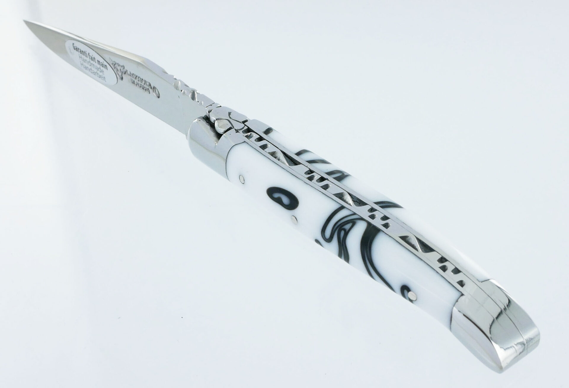 Couteau Laguiole En Aubrac 1 Piece Guimauve Blanc Manche Acrylique 2 Mitres Inox Brillant 10cm 01