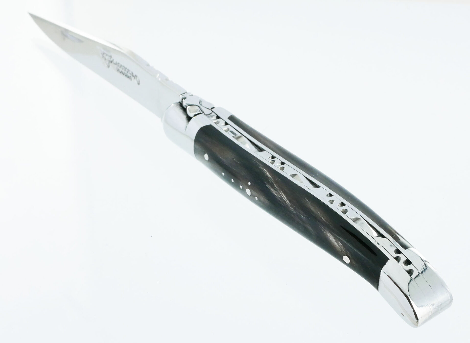 Couteau Laguiole En Aubrac 1 Piece Manche Buffle 2 Mitres Inox Brillant 10cm 01