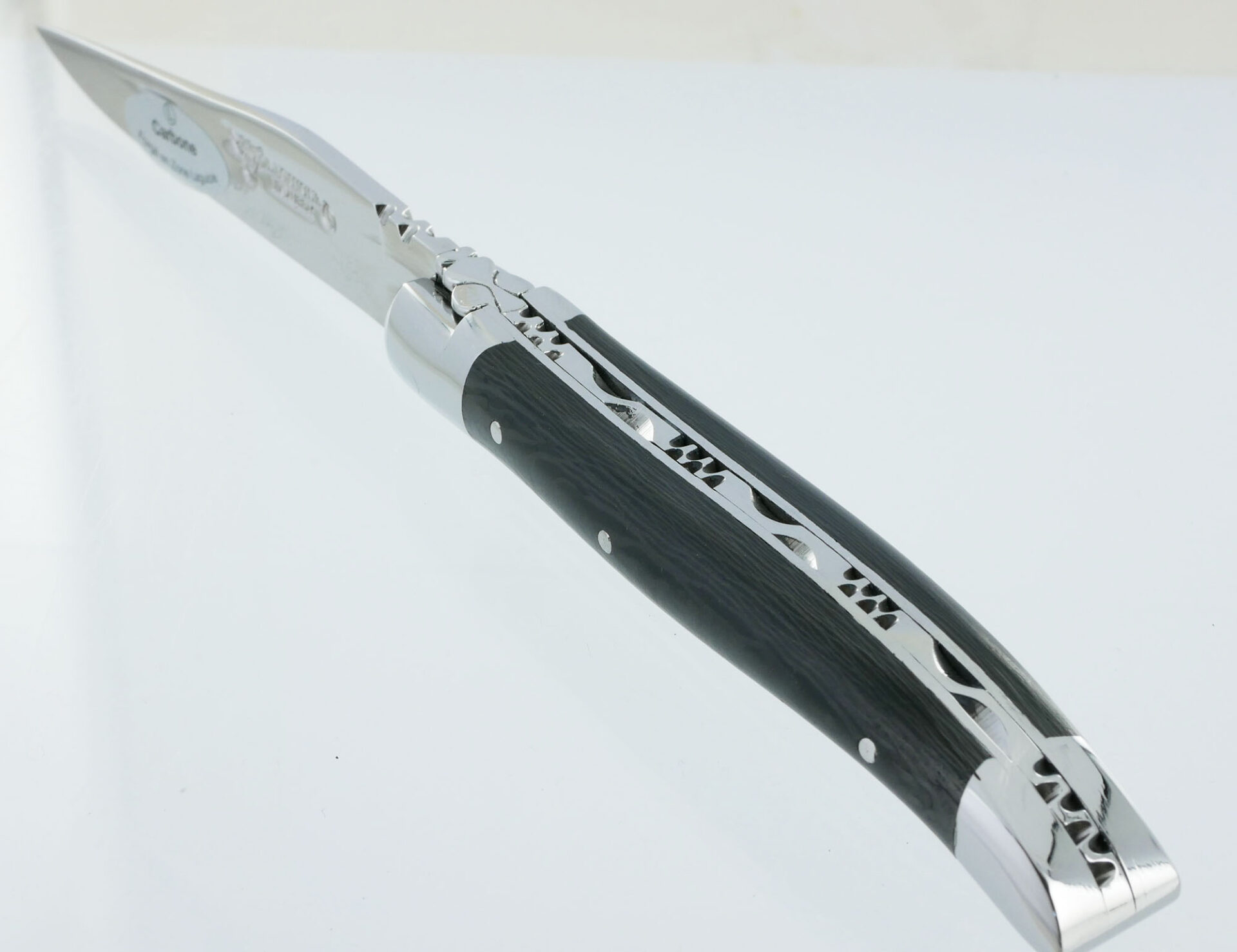 Couteau Laguiole En Aubrac 1 Piece Manche Carbone 2 Mitres Inox Brillant 10cm 01