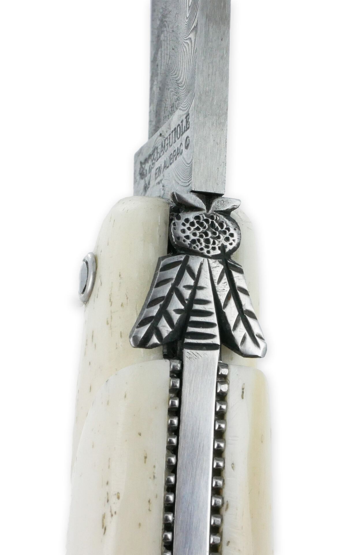 Couteau Laguiole En Aubrac Le Perle 1 Piece 12cm Plein Manche Os Platines Perlees Ressort Guilloche Lame Damas Balbach Mouche Prestige N12 05