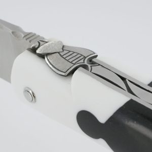 Couteau Laguiole En Aubrac Neo 1 Piece 14 Cm Plein Manche En Ebene Et Corian Blanc Finition Inox Brosse 02