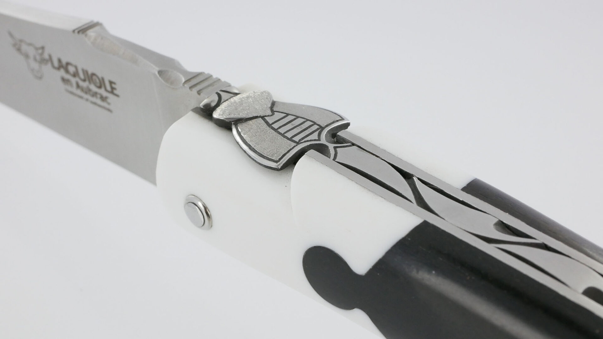 Couteau Laguiole En Aubrac Neo 1 Piece 14 Cm Plein Manche En Ebene Et Corian Blanc Finition Inox Brosse 02