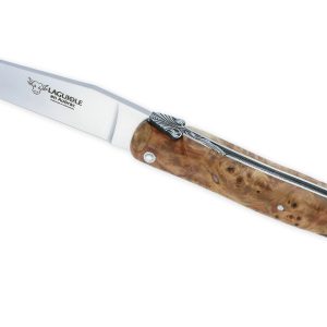 Couteau Prestige Laguiole En Aubrac 1 Piece 12 Cm Plein Manche En Loupe De Marronnier Platine Inox Ressort En Creux Guilloche Main Mouche Stylisee 01