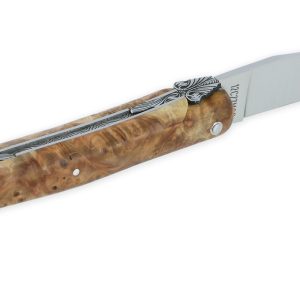 Couteau Prestige Laguiole En Aubrac 1 Piece 12 Cm Plein Manche En Loupe De Marronnier Platine Inox Ressort En Creux Guilloche Main Mouche Stylisee 02