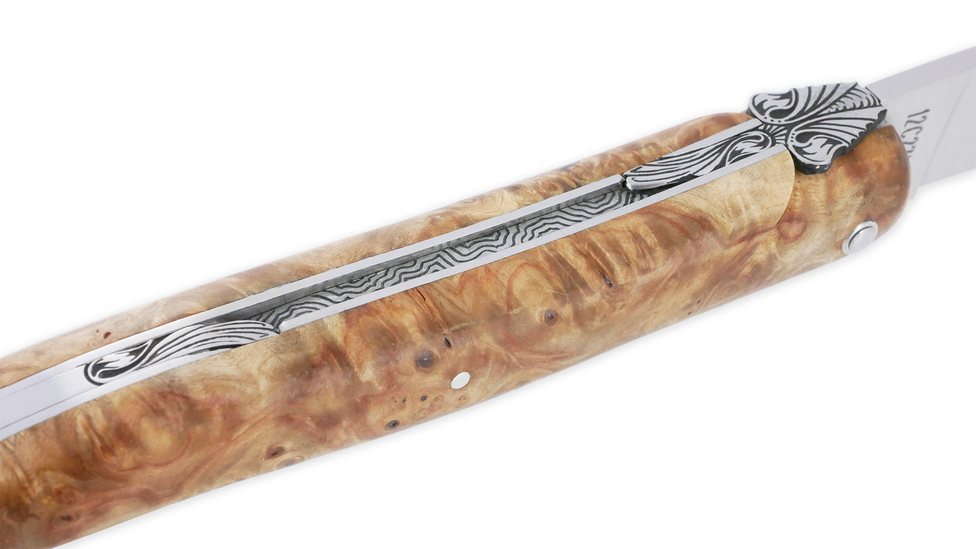 Couteau Prestige Laguiole En Aubrac 1 Piece 12 Cm Plein Manche En Loupe De Marronnier Platine Inox Ressort En Creux Guilloche Main Mouche Stylisee 03