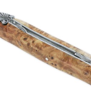 Couteau Prestige Laguiole En Aubrac 1 Piece 12 Cm Plein Manche En Loupe De Marronnier Platine Inox Ressort En Creux Guilloche Main Mouche Stylisee 04