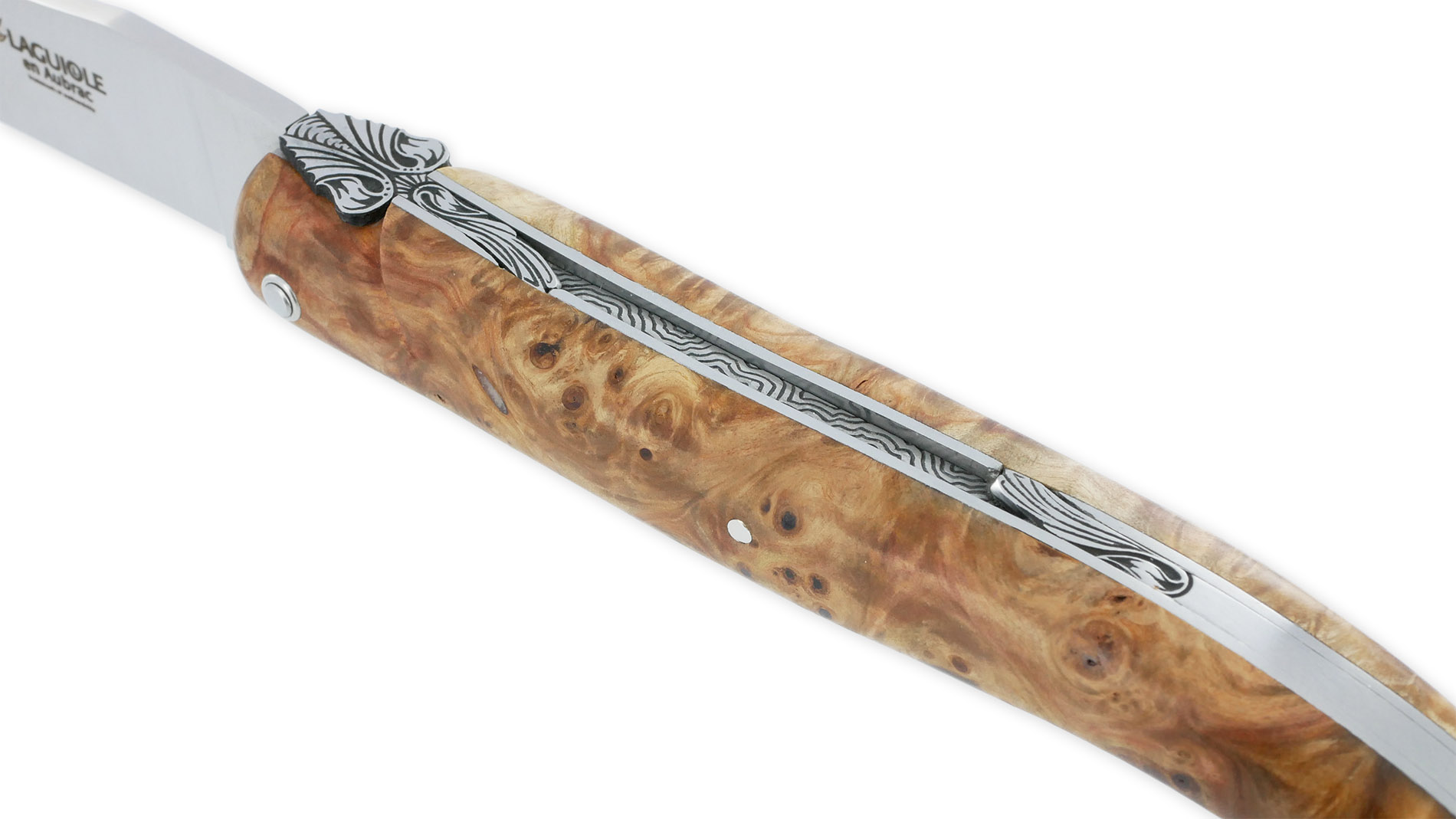 Couteau Prestige Laguiole En Aubrac 1 Piece 12 Cm Plein Manche En Loupe De Marronnier Platine Inox Ressort En Creux Guilloche Main Mouche Stylisee 04