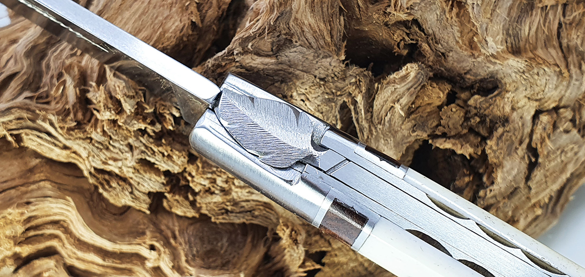 Couteau Sauveterre 1piece 11cm Manche Os Corniere Amourette 1 Mitre Inox Brosse 02