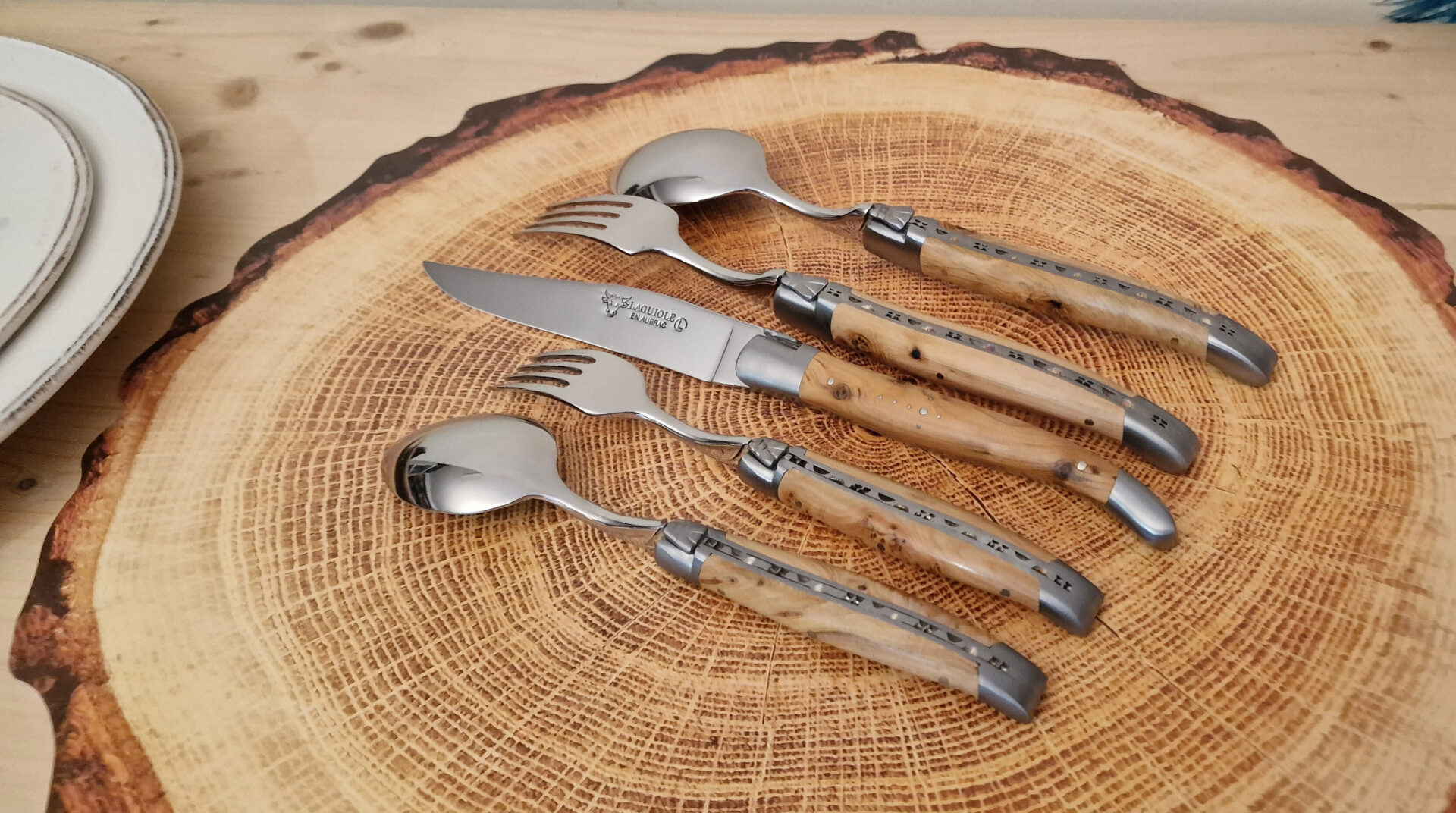 Set De Table Individuel Laguiole En Aubrac 5 Pieces Manches En Genevrier Finition Brossee 03