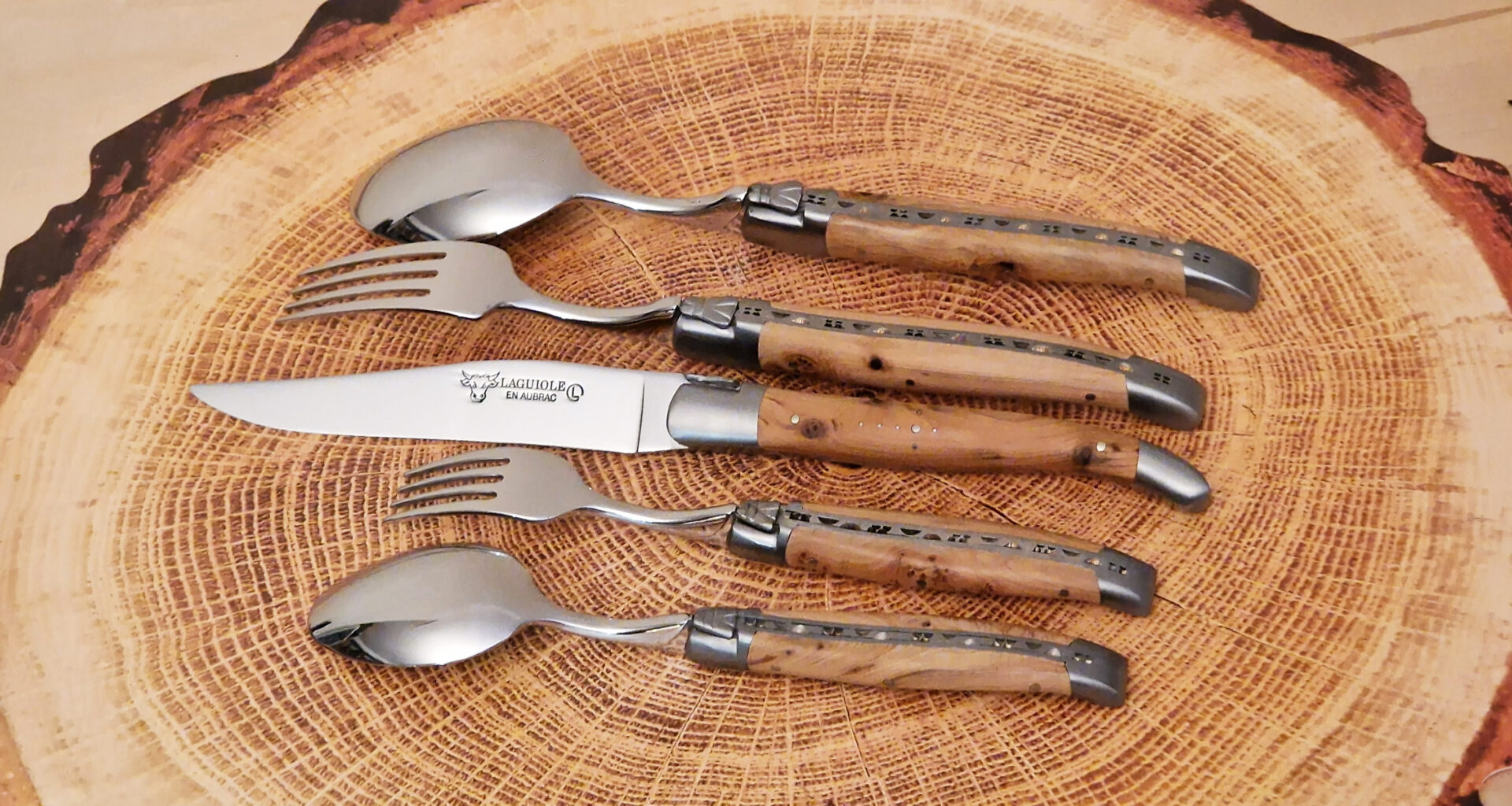 Set De Table Individuel Laguiole En Aubrac 5 Pieces Manches En Genevrier Finition Brossee 04