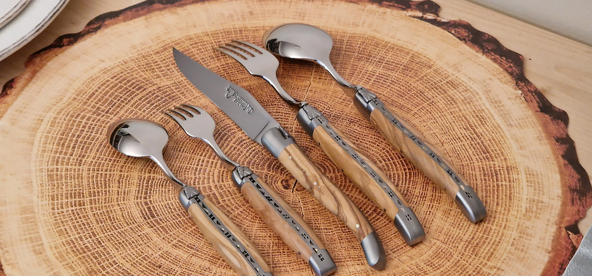 Set De Table Individuel Laguiole En Aubrac 5 Pieces Manches En Olivier Finition Brossee 03