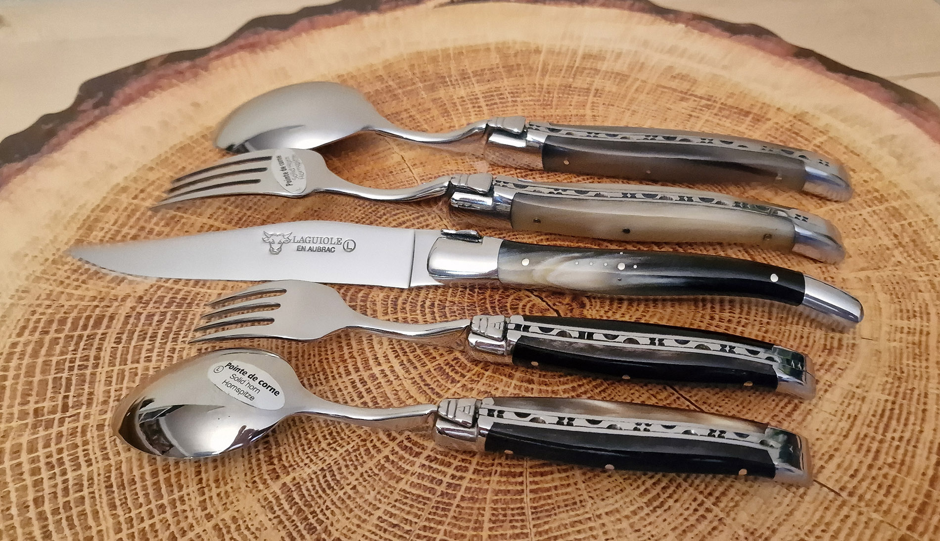 Set De Table Individuel Laguiole En Aubrac 5 Pieces Manches En Pointe De Corne Finition Brillante 01