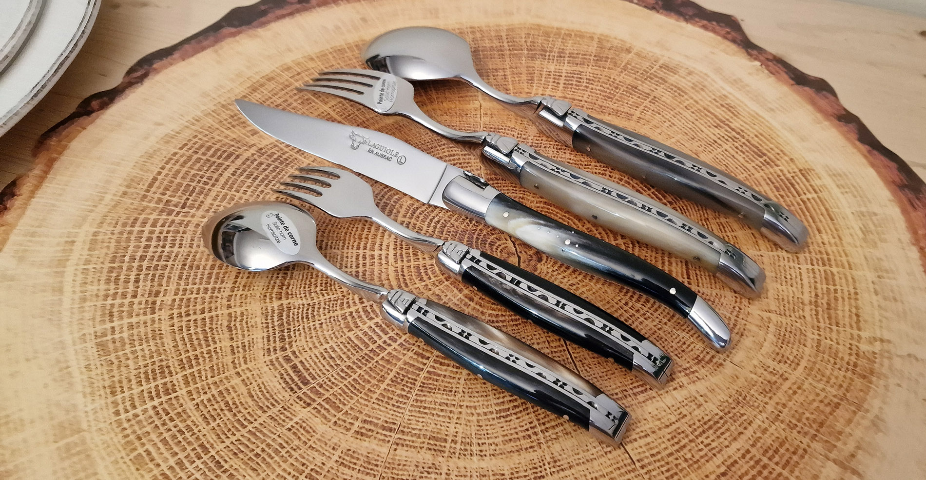 Set De Table Individuel Laguiole En Aubrac 5 Pieces Manches En Pointe De Corne Finition Brillante 03