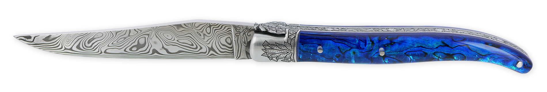 Couteau Laguiole Prestige Createur 1 Piece 12 Cm 1 Mitre Avant Ciselee A La Main Manche En Nacre Veritable Sous Resine Bleutee Mouche Stylisee Lame Damas Piece Unique 01
