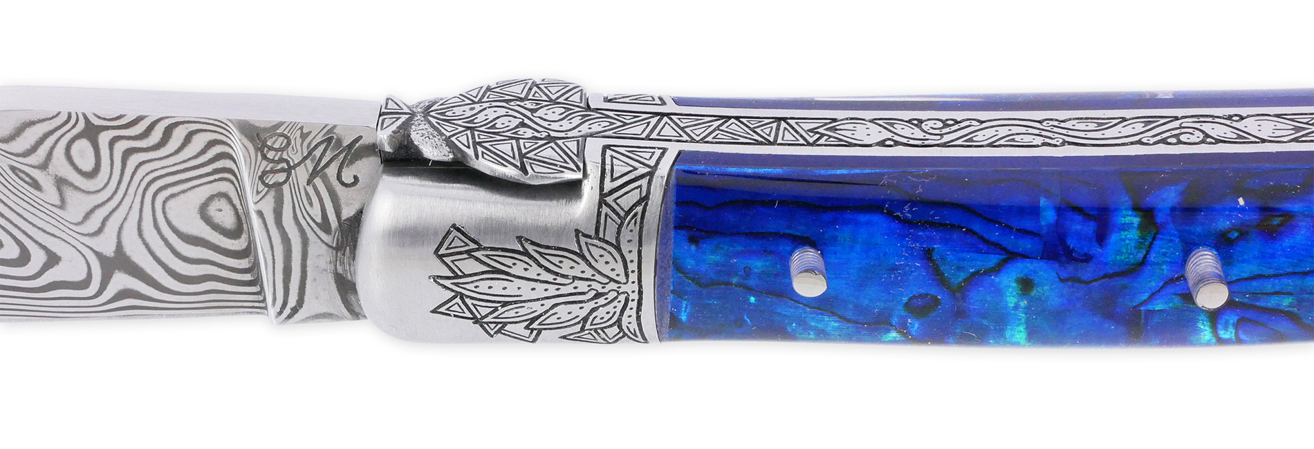 Couteau Laguiole Prestige Createur 1 Piece 12 Cm 1 Mitre Avant Ciselee A La Main Manche En Nacre Veritable Sous Resine Bleutee Mouche Stylisee Lame Damas Piece Unique 02
