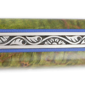 Couteau Prestige Laguiole En Aubrac 1 Piece 12 Cm Plein Manche En Loupe De Bouleau Teinte Vert Ressort Guilloche A La Main Entretoises Bleue Mouche Stylisee Lame Damas 02