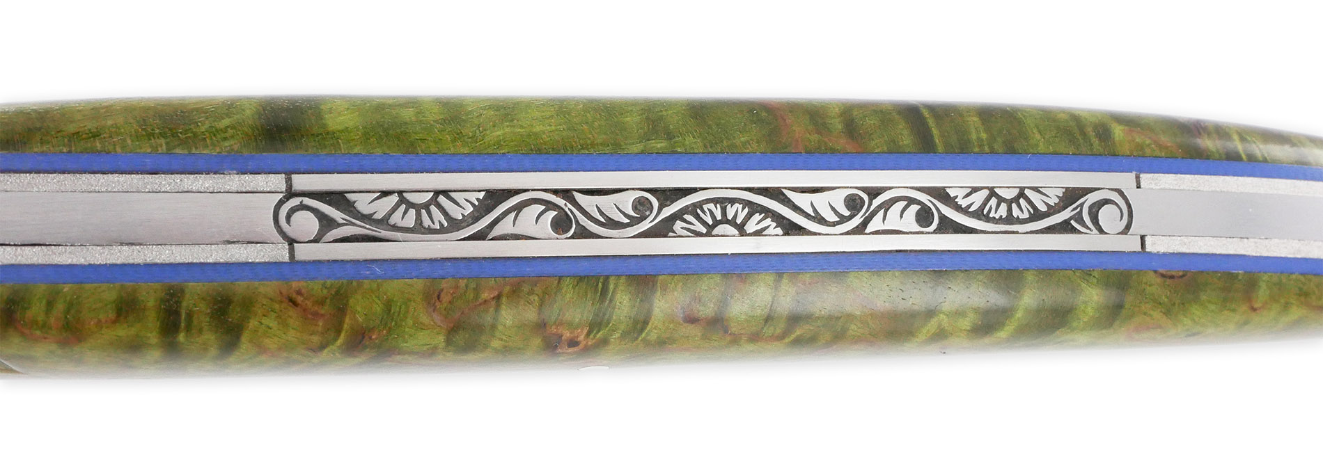 Couteau Prestige Laguiole En Aubrac 1 Piece 12 Cm Plein Manche En Loupe De Bouleau Teinte Vert Ressort Guilloche A La Main Entretoises Bleue Mouche Stylisee Lame Damas 02