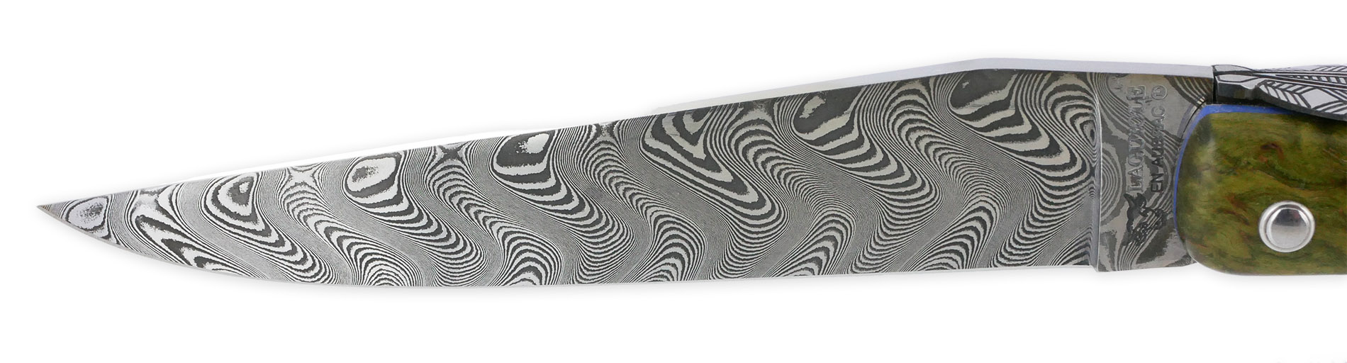 Couteau Prestige Laguiole En Aubrac 1 Piece 12 Cm Plein Manche En Loupe De Bouleau Teinte Vert Ressort Guilloche A La Main Entretoises Bleue Mouche Stylisee Lame Damas 03