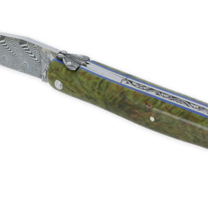 Couteau Prestige Laguiole En Aubrac 1 Piece 12 Cm Plein Manche En Loupe De Bouleau Teinte Vert Ressort Guilloche A La Main Entretoises Bleue Mouche Stylisee Lame Damas 04
