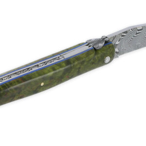 Couteau Prestige Laguiole En Aubrac 1 Piece 12 Cm Plein Manche En Loupe De Bouleau Teinte Vert Ressort Guilloche A La Main Entretoises Bleue Mouche Stylisee Lame Damas 05