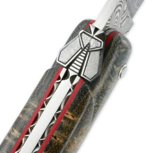 Couteau Prestige Laguiole En Aubrac 1 Piece 12 Cm Plein Manche En Loupe De Platane Gris Ressorts Et Platines Guillochees A La Main Entretoises Rouge Mouche Stylisee Lame Damas 03