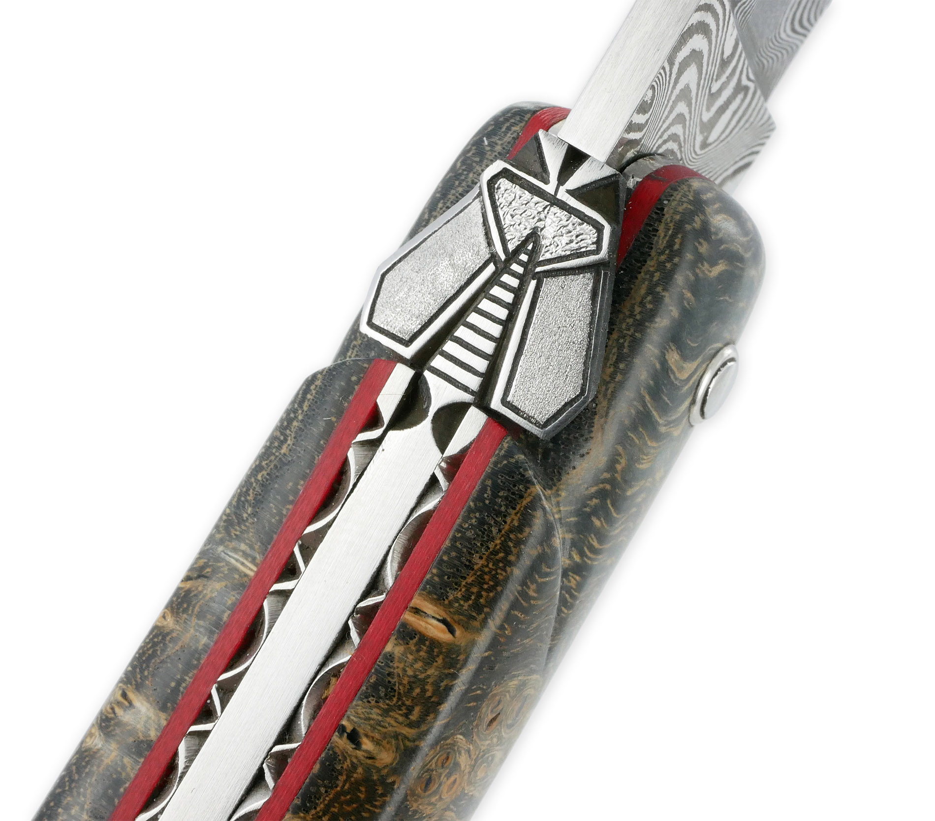 Couteau Prestige Laguiole En Aubrac 1 Piece 12 Cm Plein Manche En Loupe De Platane Gris Ressorts Et Platines Guillochees A La Main Entretoises Rouge Mouche Stylisee Lame Damas 03